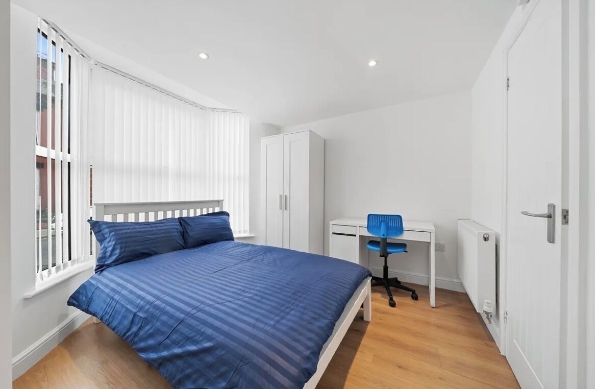 5 habitaciones, tabla de planchar con plancha, wifi y ropa de cama 