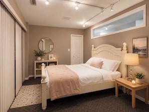 Iron/ironing board, free WiFi, bed sheets - Ocean Park 2BR Retreat South Surrey & Parking (Surrey)