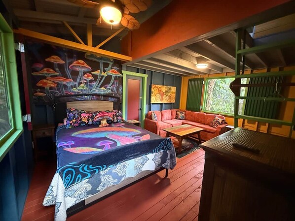 Une pièce avec un lit, un canapé et une table.