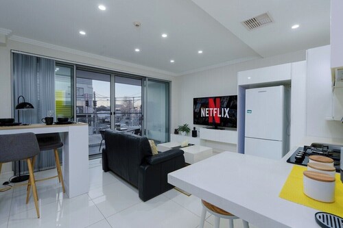 Spacious Apartment -3min Walk to Train & Metro
