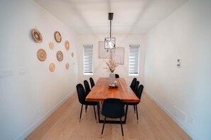 Dining - Silver Creek Stay (London)