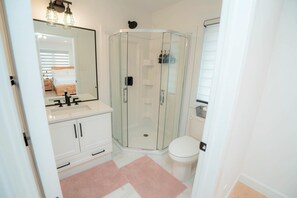 Bathroom - Silver Creek Stay (London)