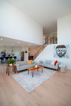 Living area - Silver Creek Stay (London)