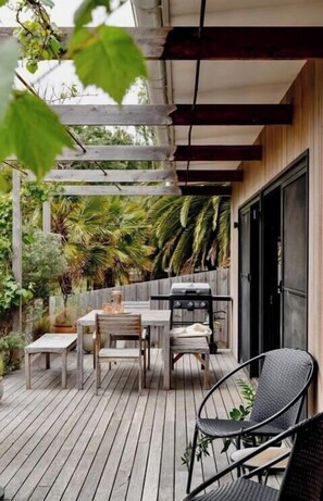 Outdoor dining - Sun Filled Lakeside Retreat - Front Row Seats (Ocean Grove)