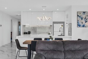 Interior - Modern Sunbury Home – Mins to Rupertswood (Sunbury)