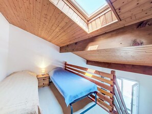 A dormitory room with a bunk bed, a bedside table with a lamp, and a skylight. - Les Maisons de l'Océan by Interhome (Les Mathes)