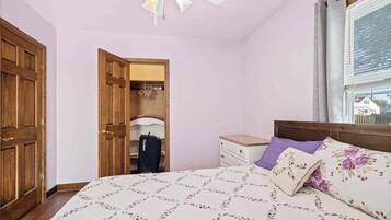 4 bedrooms, iron/ironing board, WiFi, bed sheets