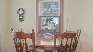 Dining - Comfortable Four Bedroom House Near Lambeau Field (Green Bay)