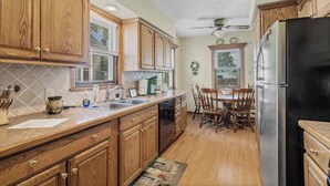 Private kitchen - Comfortable Four Bedroom House Near Lambeau Field (Green Bay)