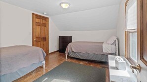 Room - Comfortable Four Bedroom House Near Lambeau Field (Green Bay)