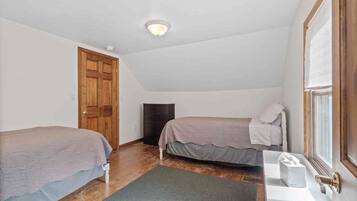 4 bedrooms, iron/ironing board, WiFi, bed sheets