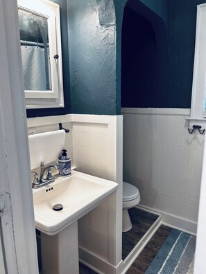 Haartrockner, Handtücher, Seife, Toilettenpapier
