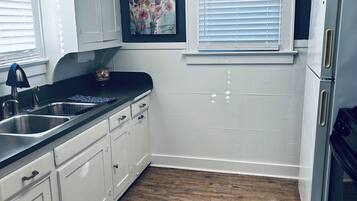 Coffee/tea maker, fridge, microwave, oven