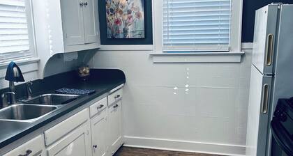 The Bird's Nest/Cozy 1 BR apartment with shared Pool & Patio