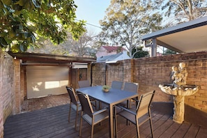 Outdoor dining - 3BR Glebe House, Parking, 5min to Fish Market (Glebe)