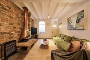 TV, table football - 3BR Glebe House, Parking, 5min to Fish Market (Glebe)