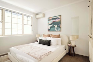 Iron/ironing board, travel cot, WiFi, bed sheets - 3BR Glebe House, Parking, 5min to Fish Market (Glebe)