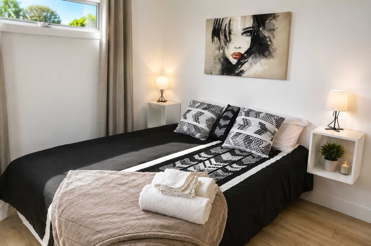 Travel crib, WiFi, bed sheets
