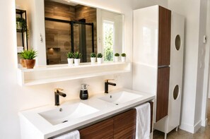 Shower, hair dryer, towels - Lakefront & Stunning Views - Les 3 Soeurs (Hébertville)