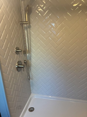 Douche, serviettes fournies, savon, papier toilette