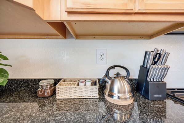 Coffee/tea maker, fridge, microwave, oven