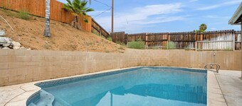 Newell's Nest, Large Pool, Games BBQ Island, 3 bedroom, Outdoor Seating, Parking
