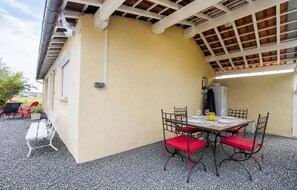 Outdoor dining - Amazing home in Saint-Martial-Viveyrol with WiFi (Saint-Martial-Viveyrol)