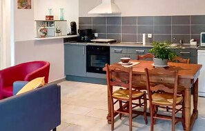 Coffee/tea maker, fridge, microwave, oven - Amazing home in Saint-Martial-Viveyrol with WiFi (Saint-Martial-Viveyrol)
