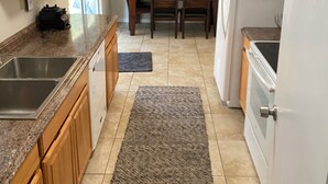 Private kitchen - Cozy 2 bed - Close to Town  Pet Friendly (Gig Harbor)