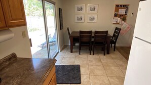 Interior - Cozy 2 bed - Close to Town  Pet Friendly (Gig Harbor)