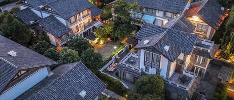 Un quartier résidentiel composé de plusieurs maisons dotées de toits à forte pente et d’un style architectural traditionnel.