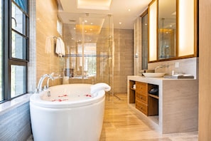 Standard-Stadtwohnung, Blick auf den Innenhof | Badezimmer | Dusche, kostenlose Toilettenartikel, Haartrockner, Handtücher