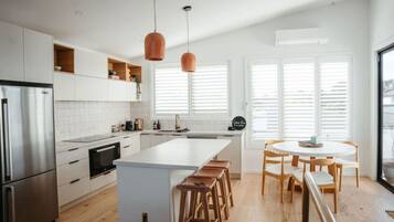 Kaffe-/temaskine, køleskab, mikrobølgeovn, ovn