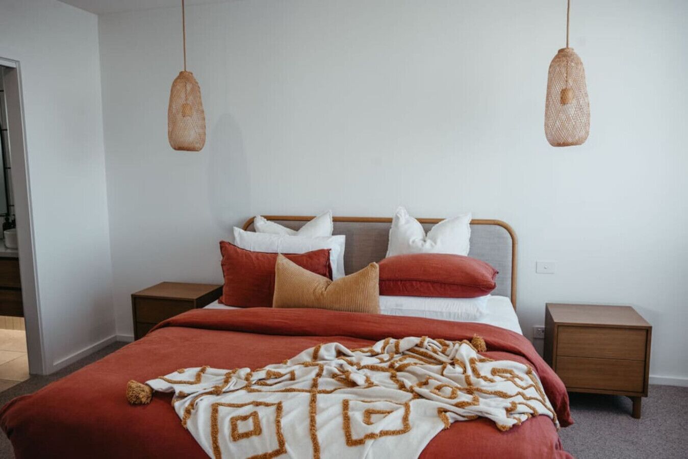 Escritorio, tabla de planchar con plancha, wifi y ropa de cama 