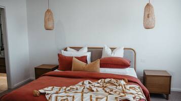 Escritorio, tabla de planchar con plancha, wifi y ropa de cama