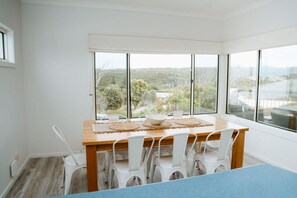 Dining - Port Campbell Coastal Unit 3 (Port Campbell)