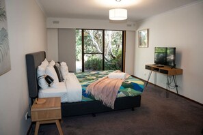 4 bedrooms, iron/ironing board, travel cot, WiFi - Port Bayou House Port Campbell (Port Campbell)
