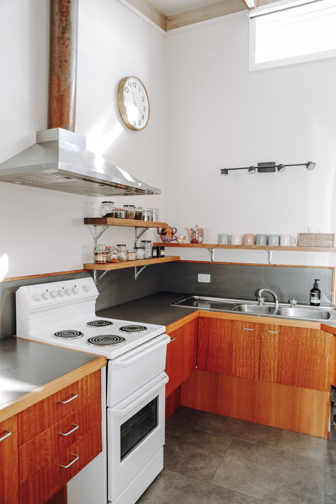 Kaffetrakter/tekoker, kjøleskap, mikrobølgeovn og ovn