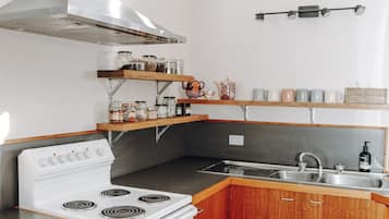 Kaffetrakter/tekoker, kjøleskap, mikrobølgeovn og ovn