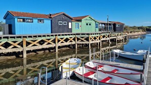 A waterfront property with a wooden dock and colorful buildings. - Beautiful home in Royan with WiFi (Royan)