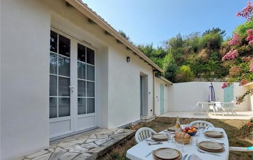Beautiful home in Royan with WiFi