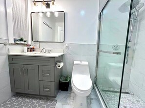 Een douche, een haardroger, handdoeken, zeep