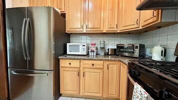 Coffee/tea maker, fridge, microwave, oven