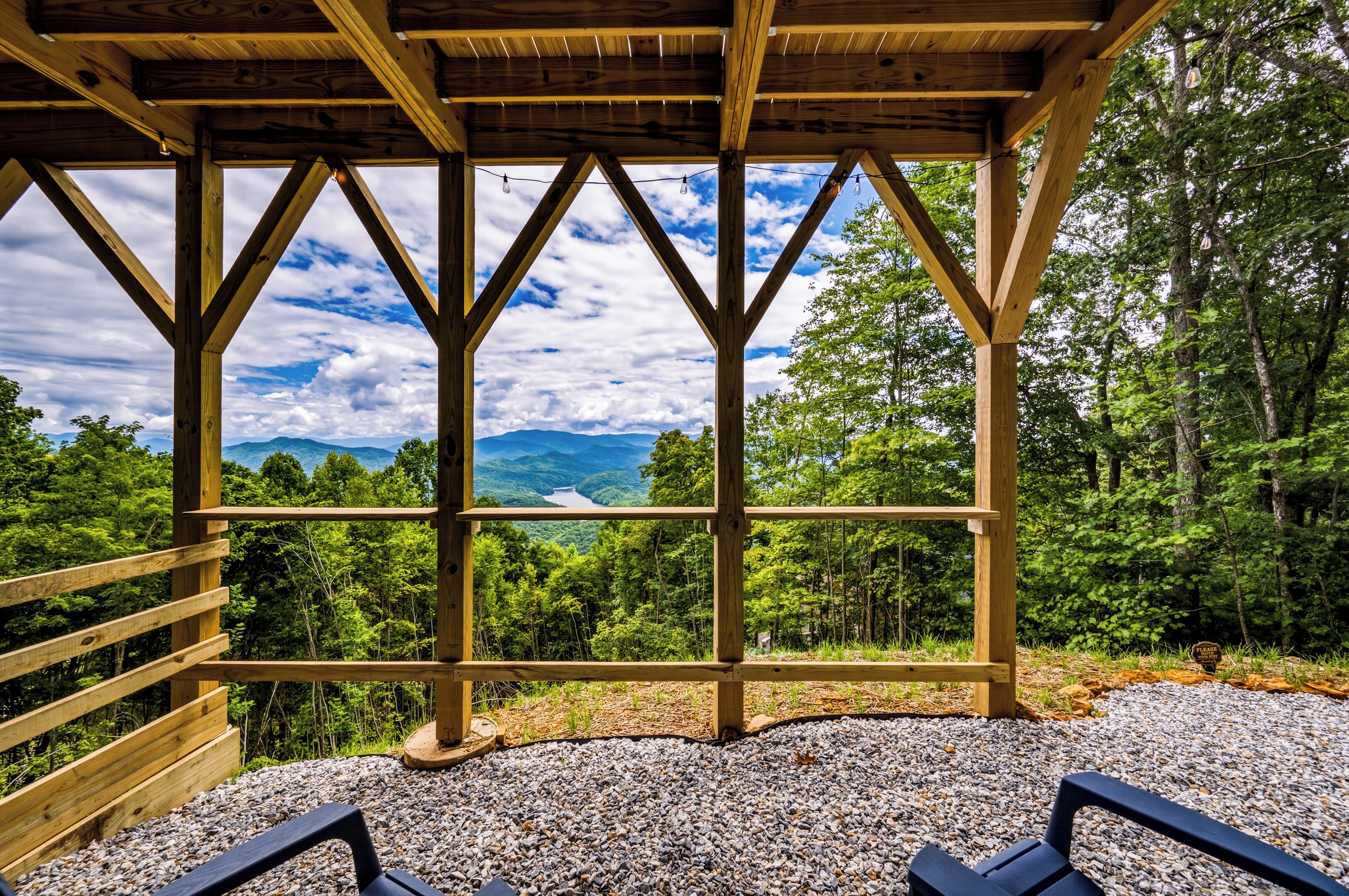 Un padiglione di legno con vista su un paesaggio montuoso.