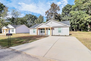A residential area with houses, a driveway, and a mailbox. - The Modern Getaway, 3BR, Workspace + Downtown Kannapolis (Kannapolis)