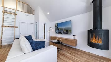 Smart TV, fireplace