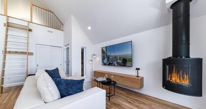 Le Grand Bleu 1265: Waterfront with River Views
