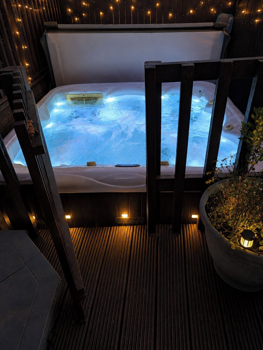 Outdoor spa tub