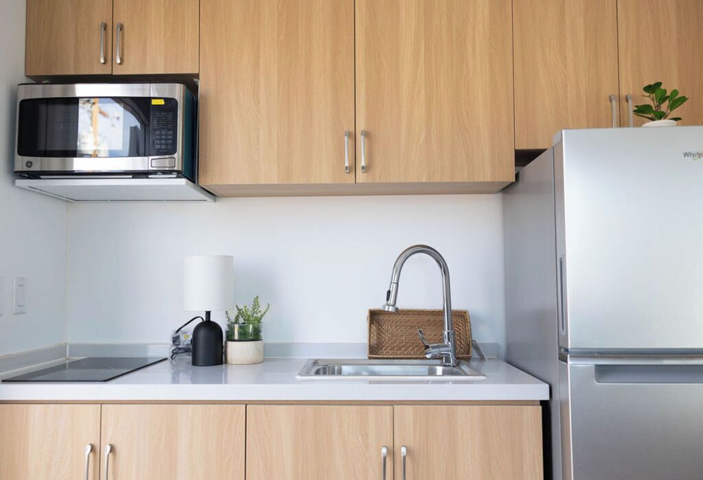Coffee/tea maker, fridge, microwave, stovetop