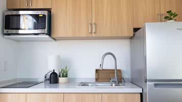 Coffee/tea maker, fridge, microwave, stovetop